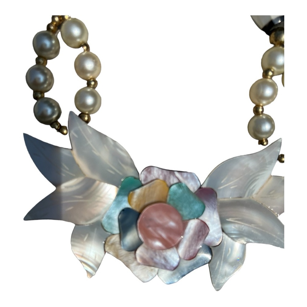 Vintage LEE SANDS. Mother of Pearl inlay flower shape necklace